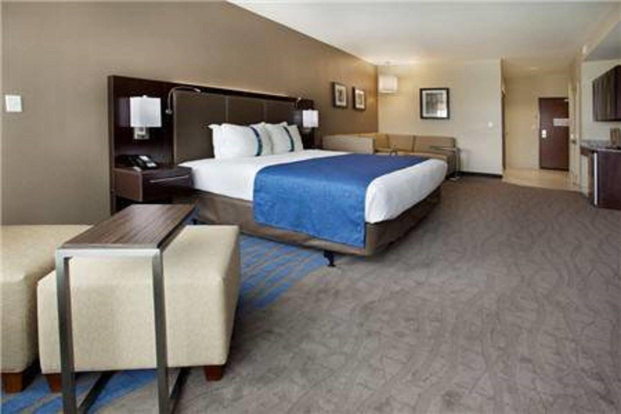 Holiday Inn Hotel & Suites Northwest San Antonio By Ihg Стая снимка